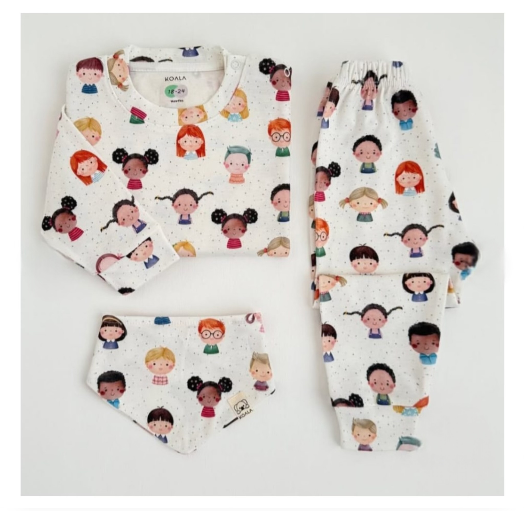 تصویر ست بلوز شلوار بچگانه طرح بچه های شاد 